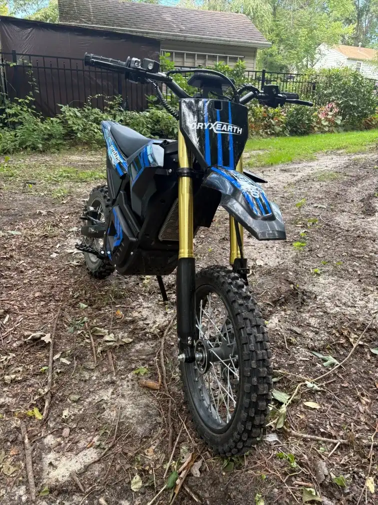 Front view of Oryxearth VRME1000-5 with gold inverted suspension fork